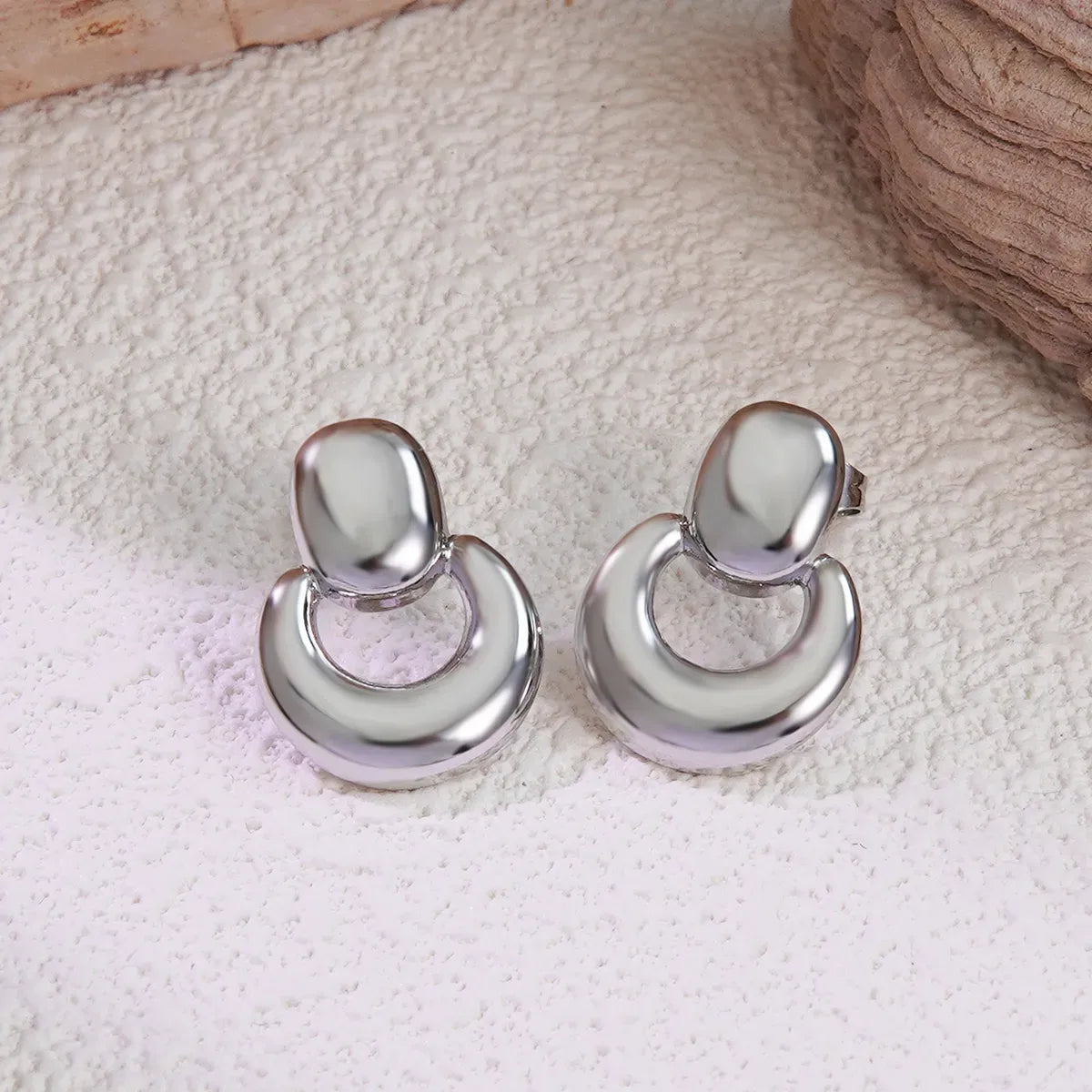 Aretes plateados con aro