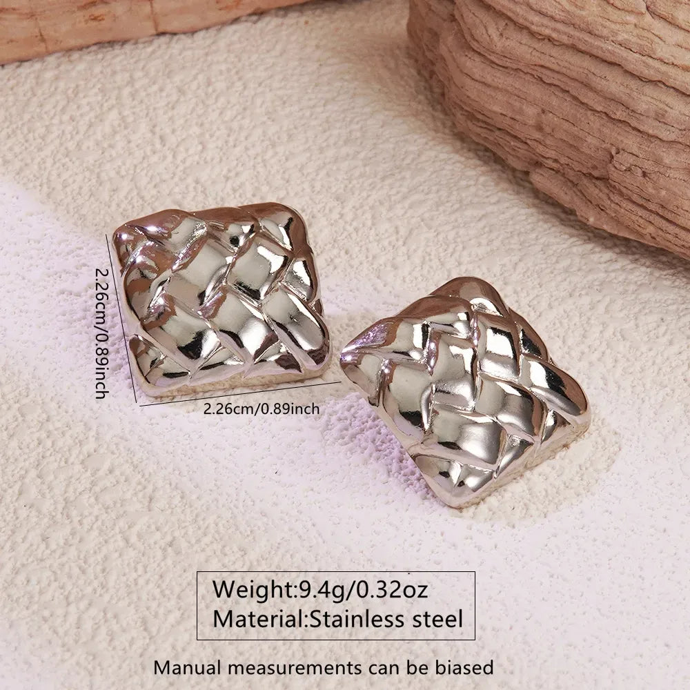 Aretes plateados cuadrados y con cuadrícula