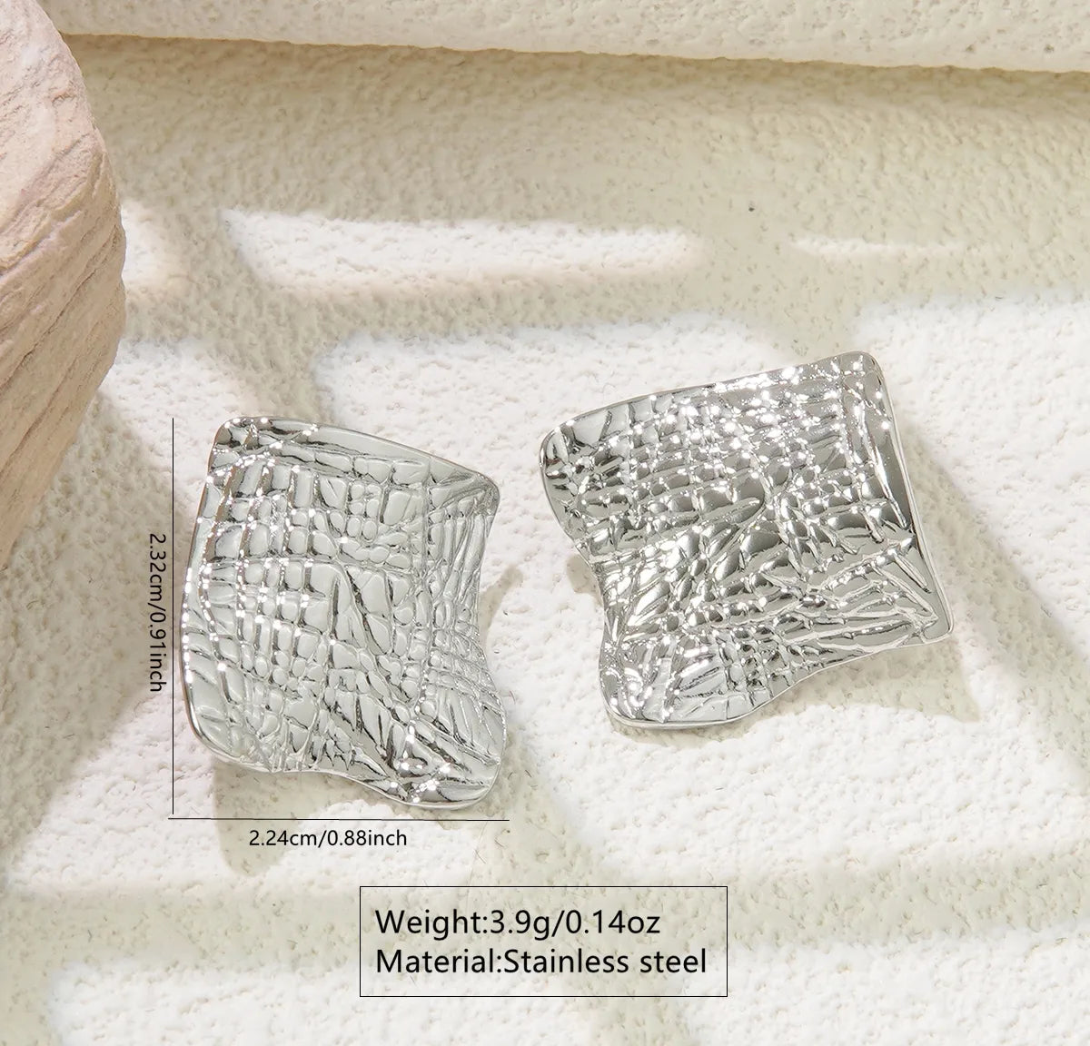 Aretes plateados de cuadrado irregular