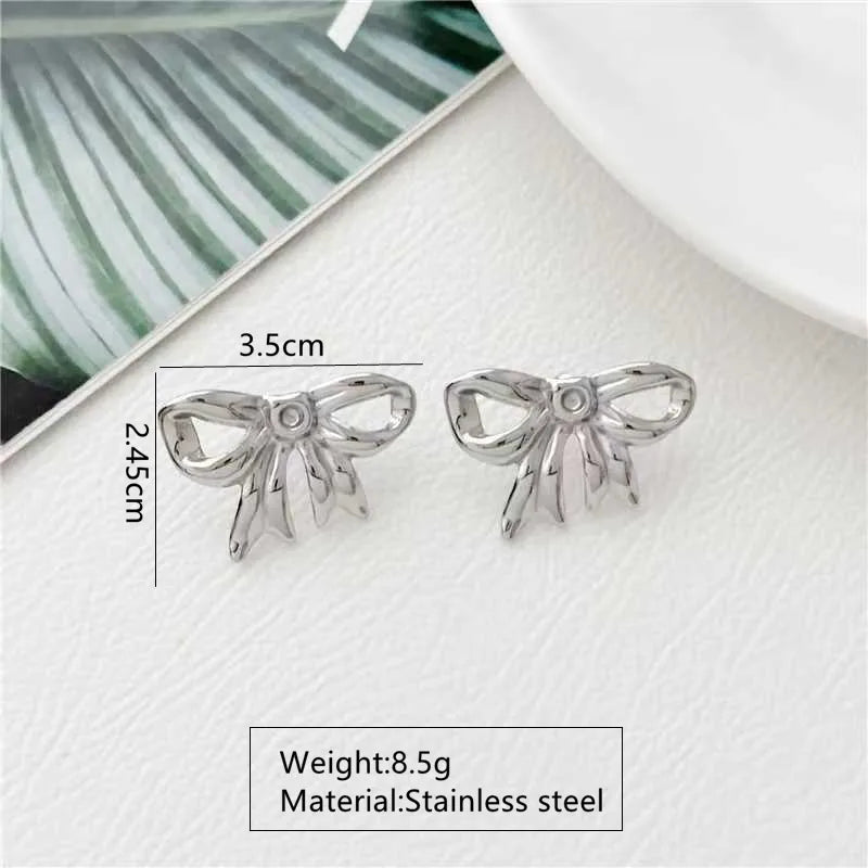 Aretes plateados de moño liso
