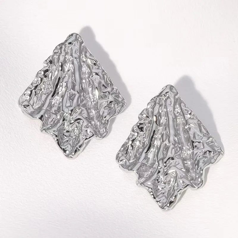 Aretes plateados en rombo corrugados