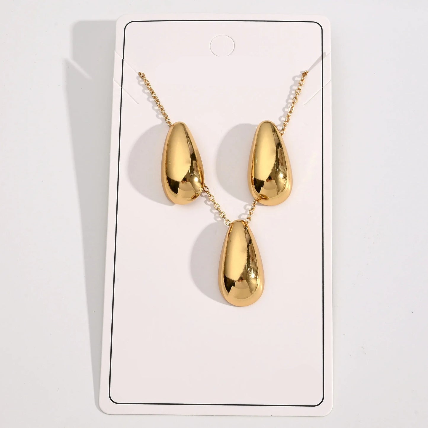 Conjunto de collar con dije y aretes en gota lisos