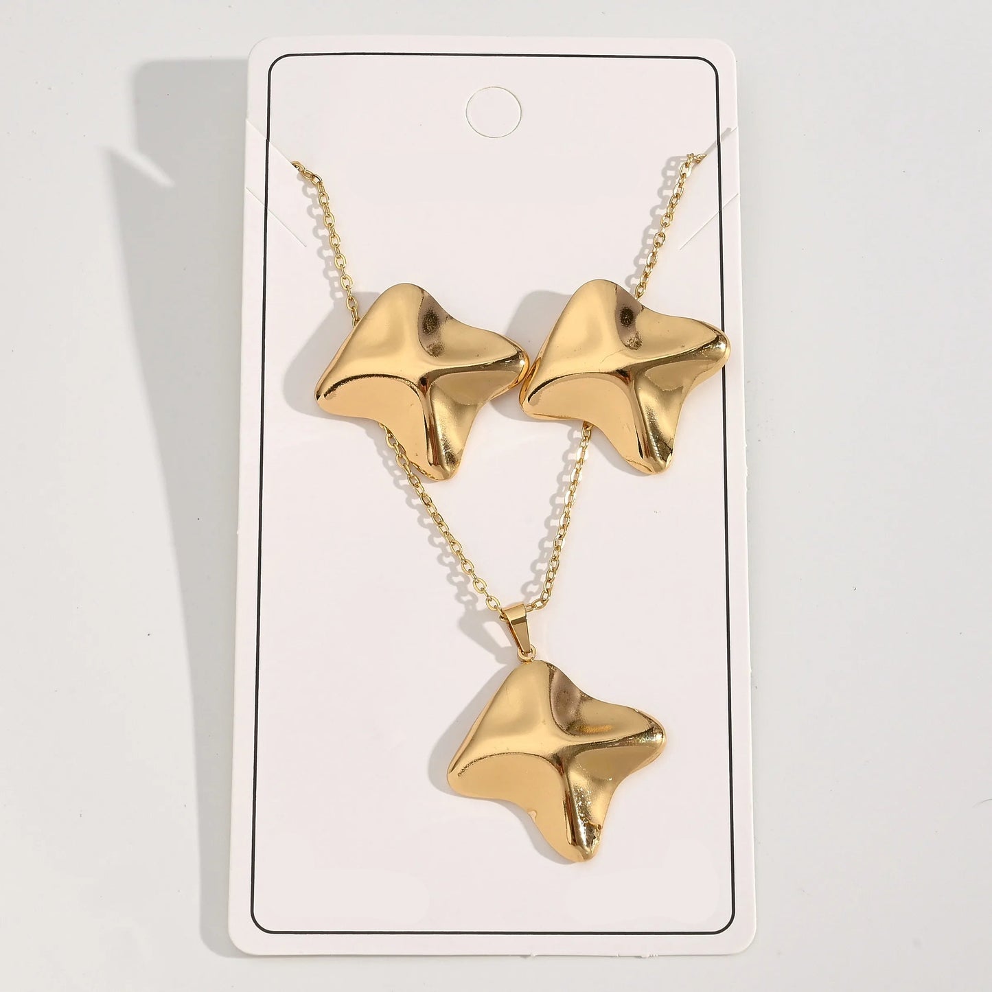 Conjunto dorado de collar con dije y aretes en rombo