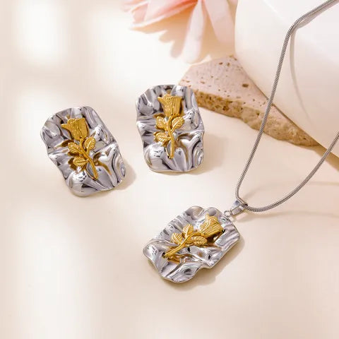 Conjunto plateado y dorado de collar y aretes corrugados con flor rosa
