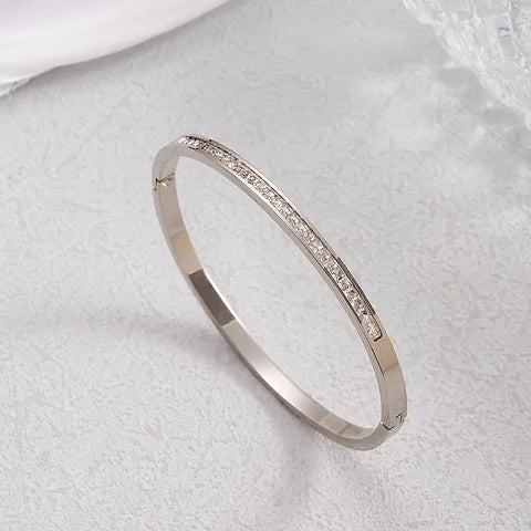 Pulsera plateada con incrustaciones de piedra