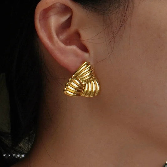 Aretes dorados de triángulo entrelazado