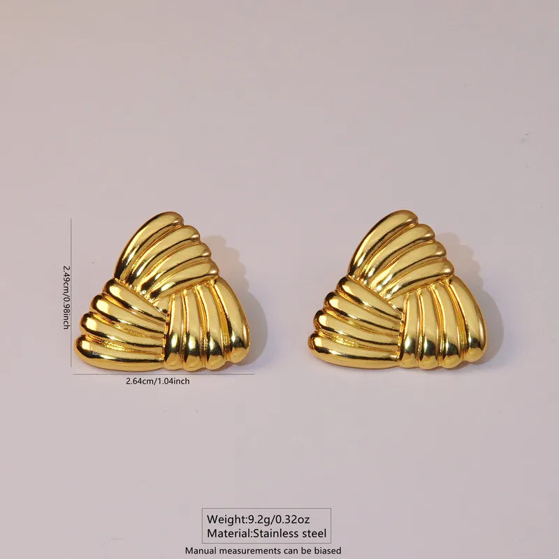 Aretes dorados de triángulo entrelazado