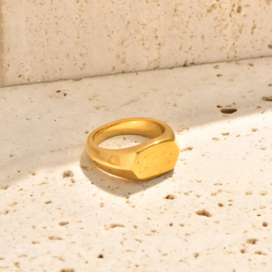 Anillo dorado plano y ovalado