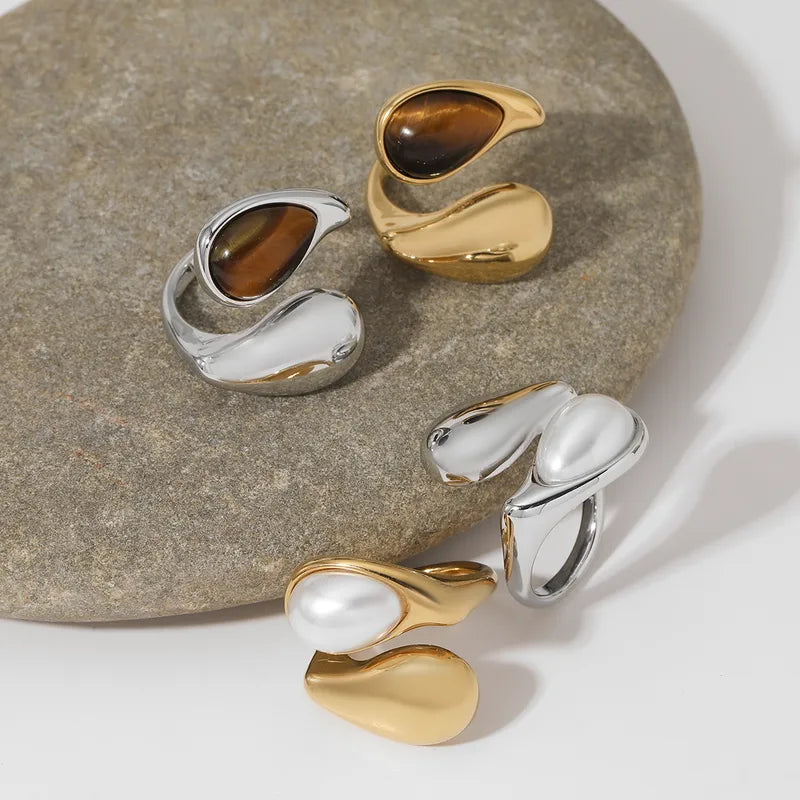 Anillo plateado de perla blanca y café