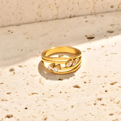 Anillo dorado con 4 piedras