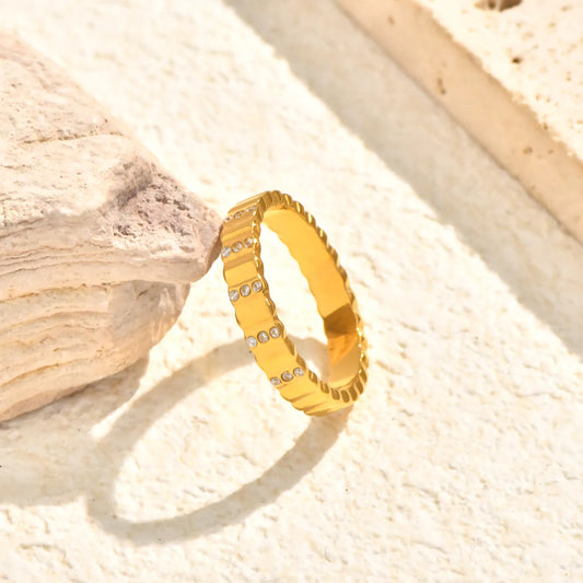 Anillo dorado con incrustaciones