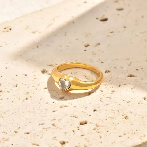Anillo dorado con incrustación de piedra de corazón