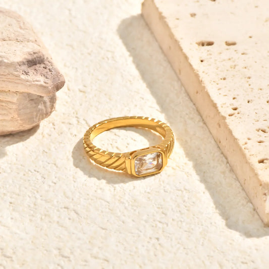 Anillo dorado con piedra grande cuadrada