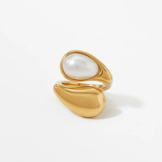 Anillo dorado de perla blanca y café