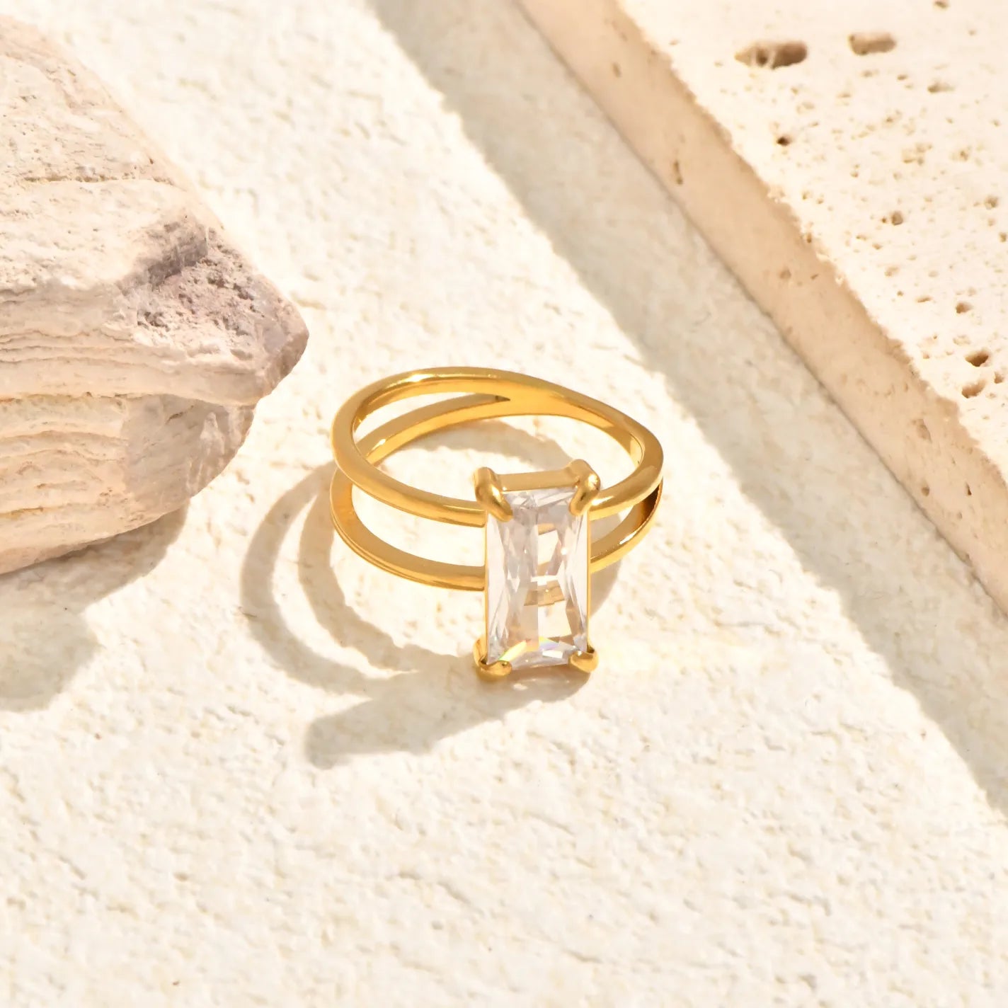 Anillo dorado doble con piedra grande rectangular