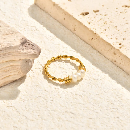 Anillo dorado trenzado con 3 piedras de perla