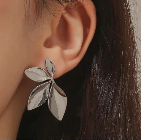 Arete dorado de media flor