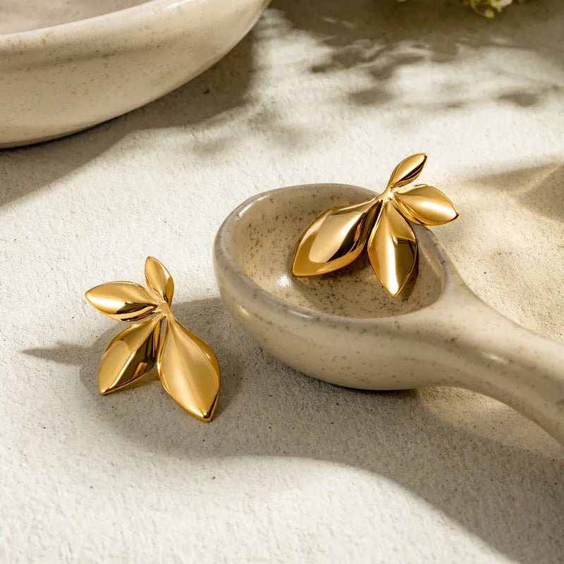 Arete dorado de media flor