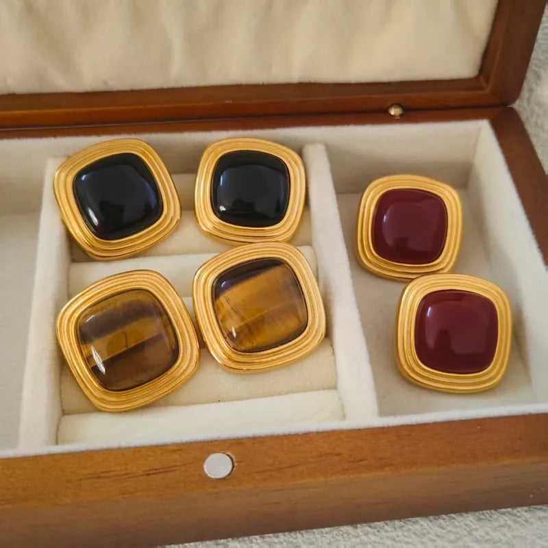 Aretes dorados cuadrados con piedra de colores