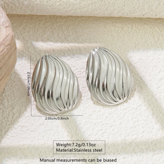 Aretes plateados de gota con textura