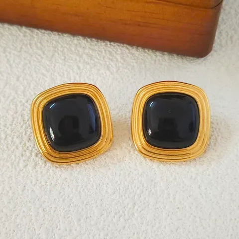 Aretes dorados cuadrados con piedra de colores