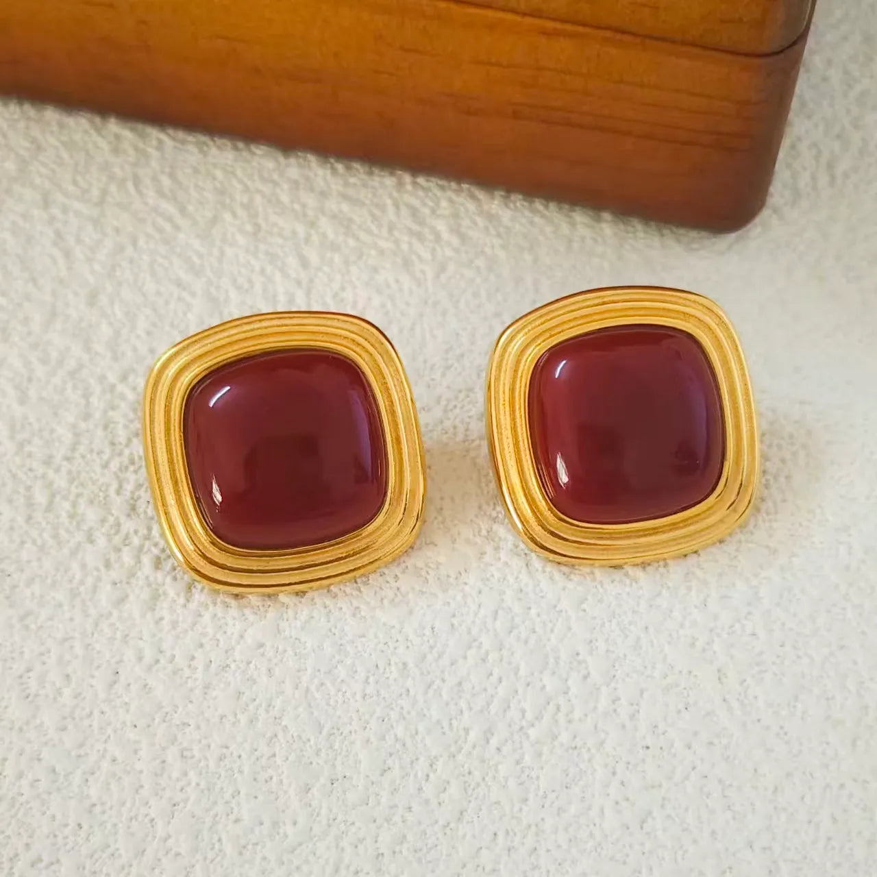 Aretes dorados cuadrados con piedra de colores