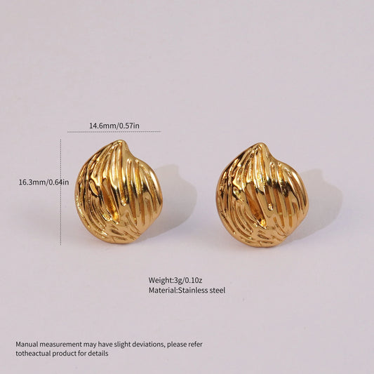 Aretes dorados de gota texturizada