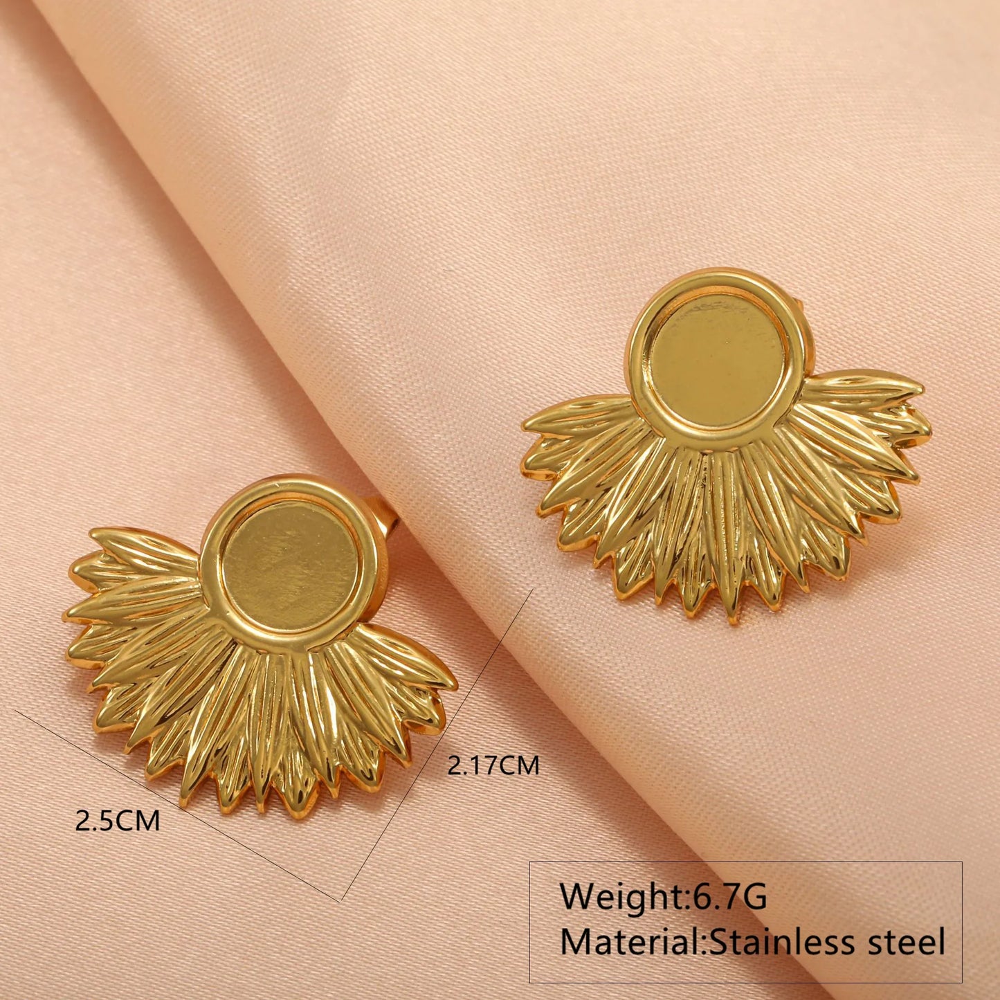 Aretes dorados de media flor de girasol