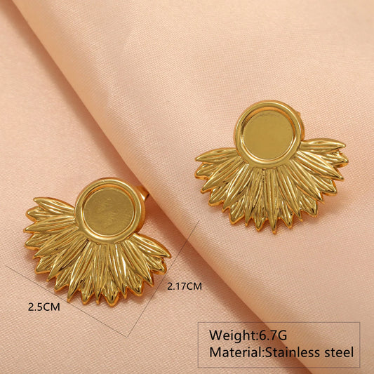 Aretes dorados de media flor de girasol
