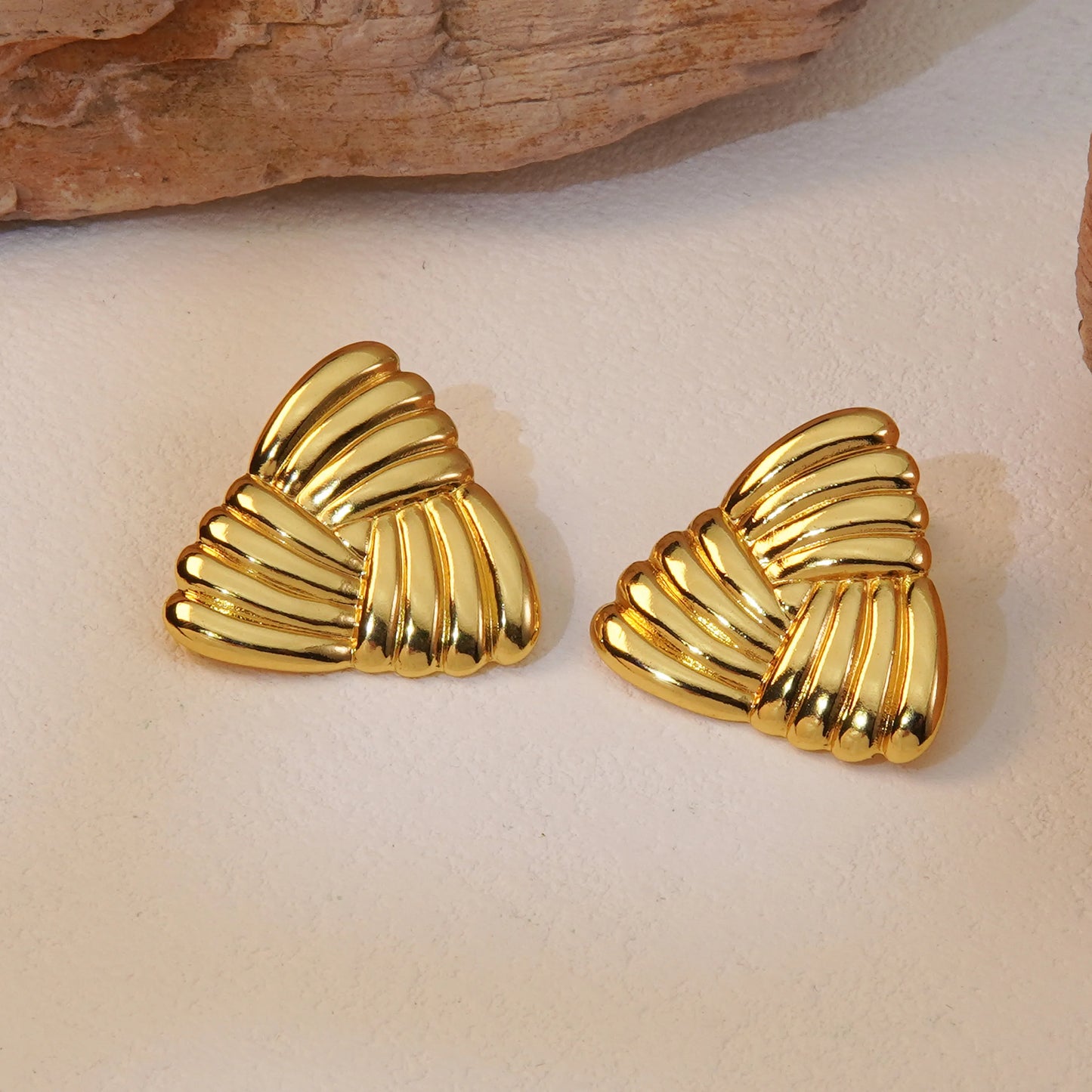 Aretes dorados de triángulo entrelazado