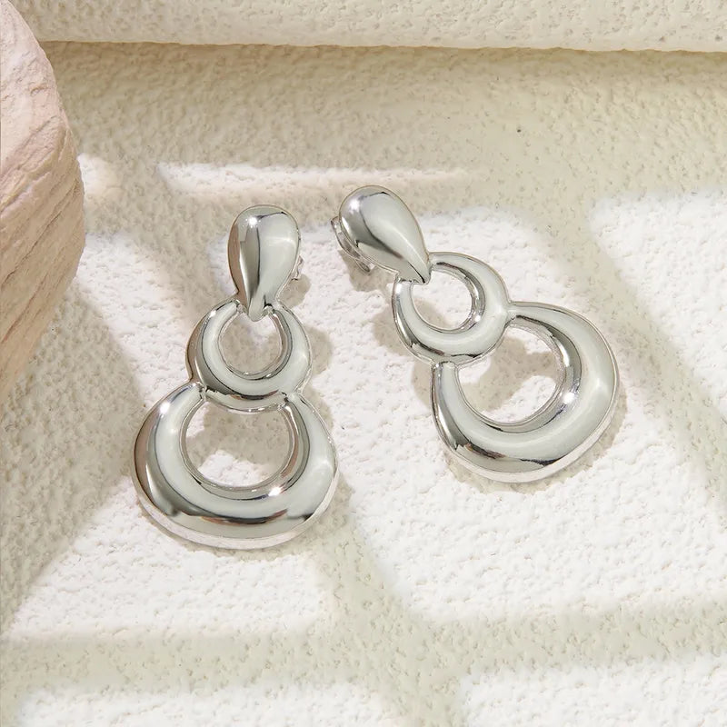 Aretes plateados con gota y dos aros