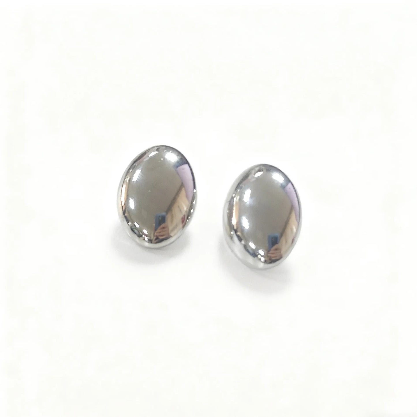 Aretes plateados de botón ovalados