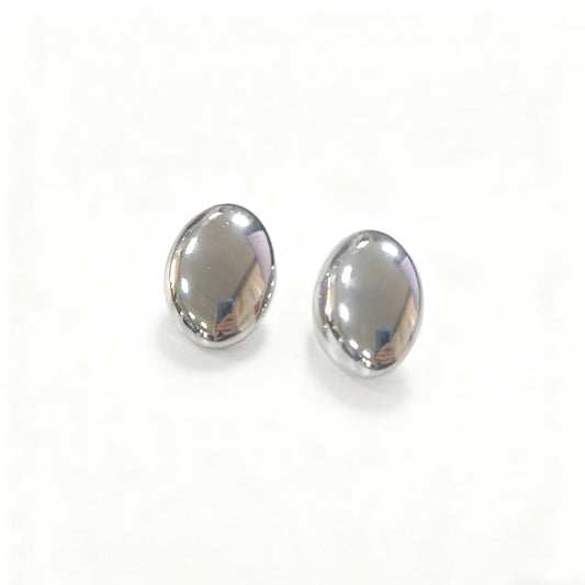 Aretes plateados de botón ovalados