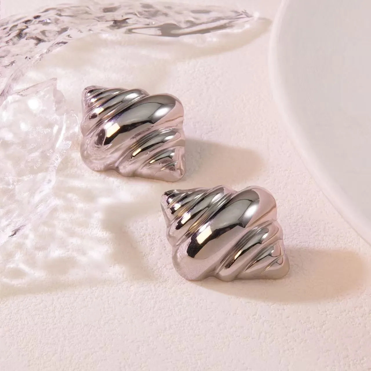 Aretes plateados de caracola