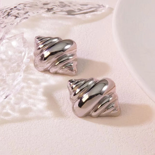 Aretes plateados de caracola
