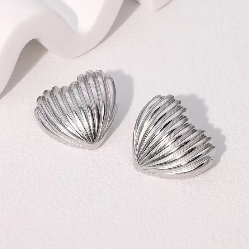 Aretes plateados de corazón con líneas