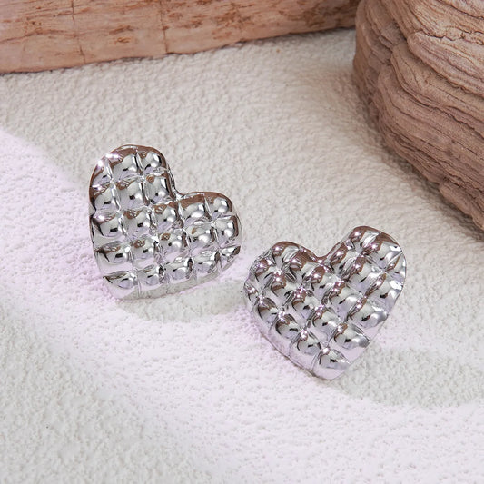 Aretes plateados de corazón cuadriculado