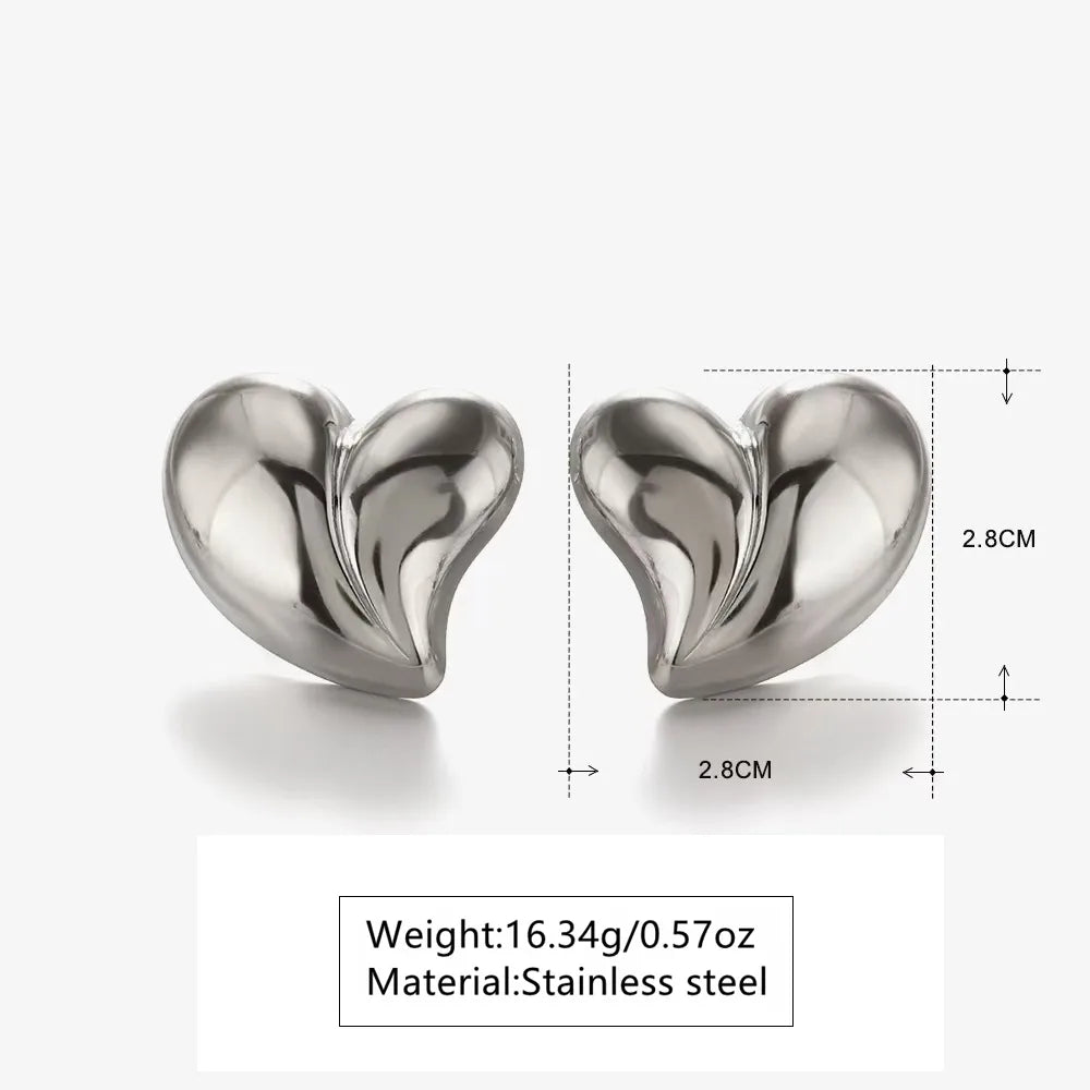 Aretes plateados de corazón inclinado