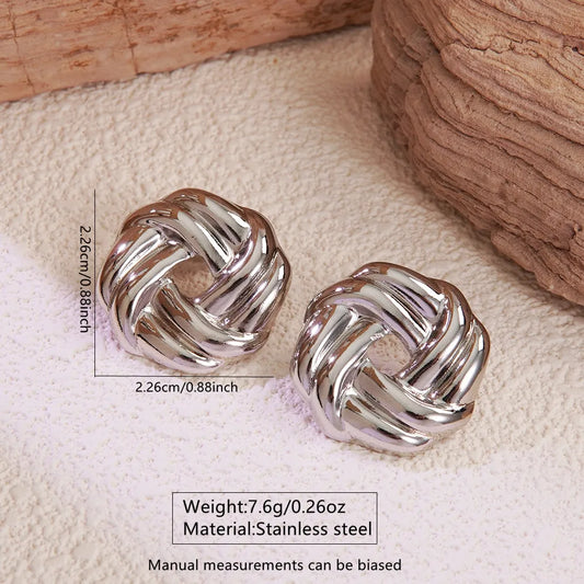 Aretes plateados de dona entrelezados