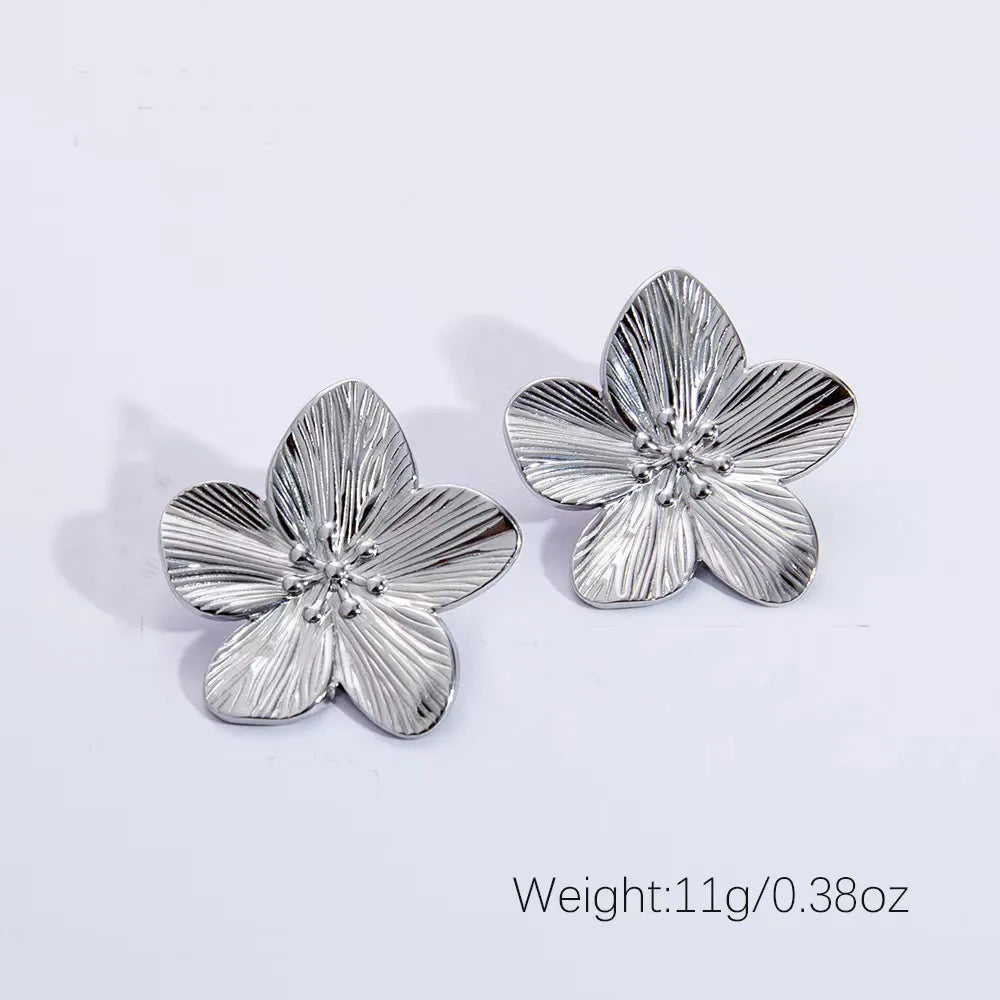 Aretes plateados de flor