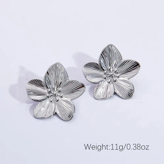 Aretes plateados de flor