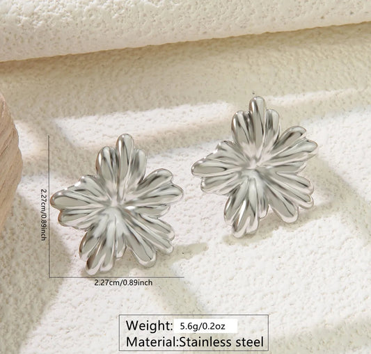 Aretes plateados de flor completa