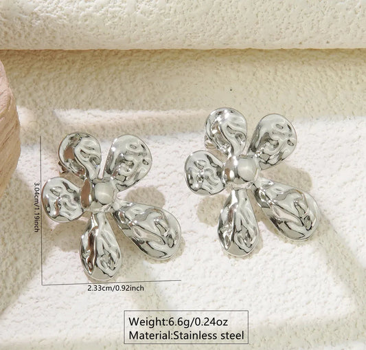 Aretes plateados de flor irregular texturizados