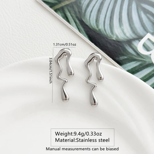 Aretes plateados de línea ondulada