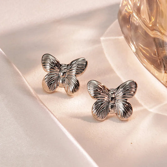 Aretes plateados de mariposa texturizada