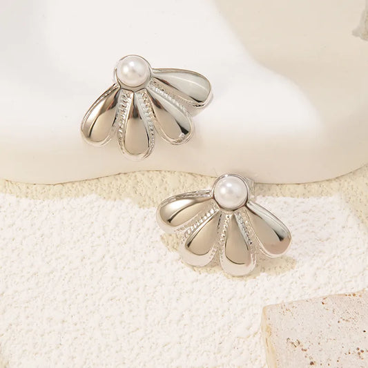 Aretes plateados de media flor con perla