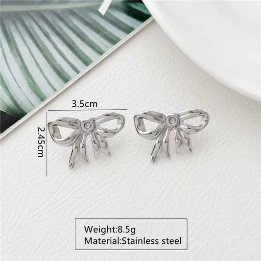 Aretes plateados de moño liso