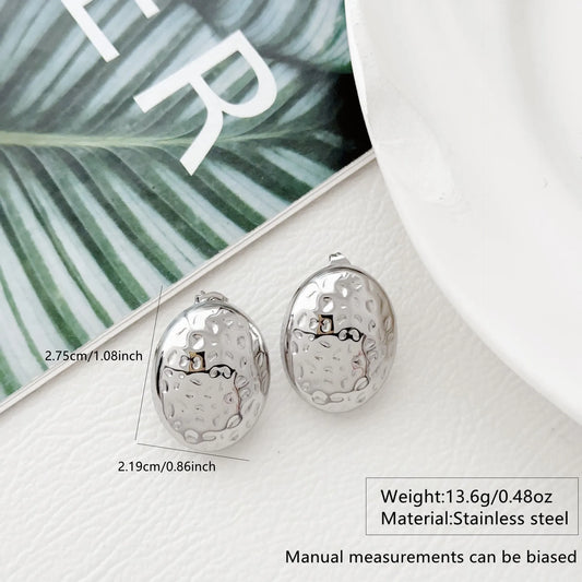 Aretes plateados de óvalo texturizado