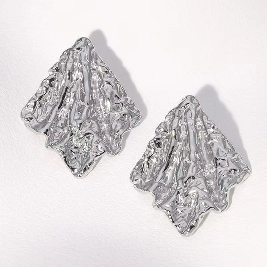 Aretes plateados en rombo corrugados