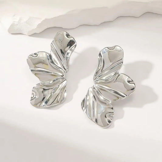 Aretes plateados de media flor con 3 pétalos